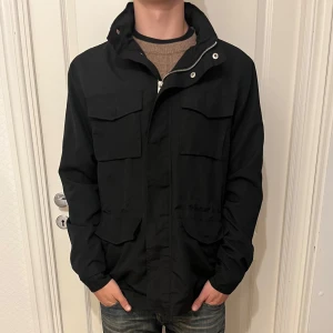 Lager 157 jacka - Säljer denna snygga från lager 157 jacka i storlek L men sitter bra om man bär M också. Skick 8/10 det enda som är skada är att en knapp är borta på höger ärmslut. (se bild 4)