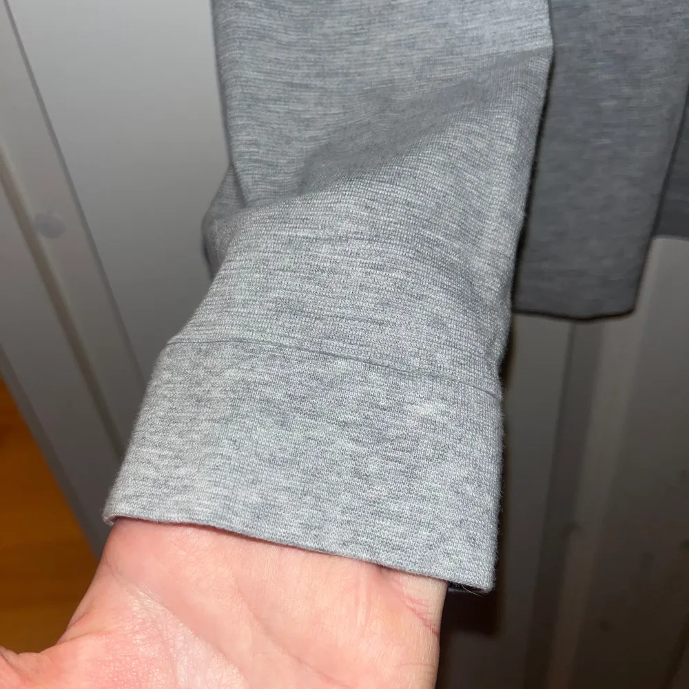 Säljer denna grå Lacoste polo-tröja, longsleeve med knappar. Då den börjar bli för liten för mig. Endast använd 2 gånger så kvalitet är mycket bra (10/10). Storlek M men är liten i storleken.. Skjortor.