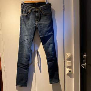 Säljer ett par snygga blå jeans från Lee i modellen Luke. De har en klassisk femficksdesign och är i bra skick. Passar dig som gillar en slim fit och vill ha ett par jeans som funkar året runt.