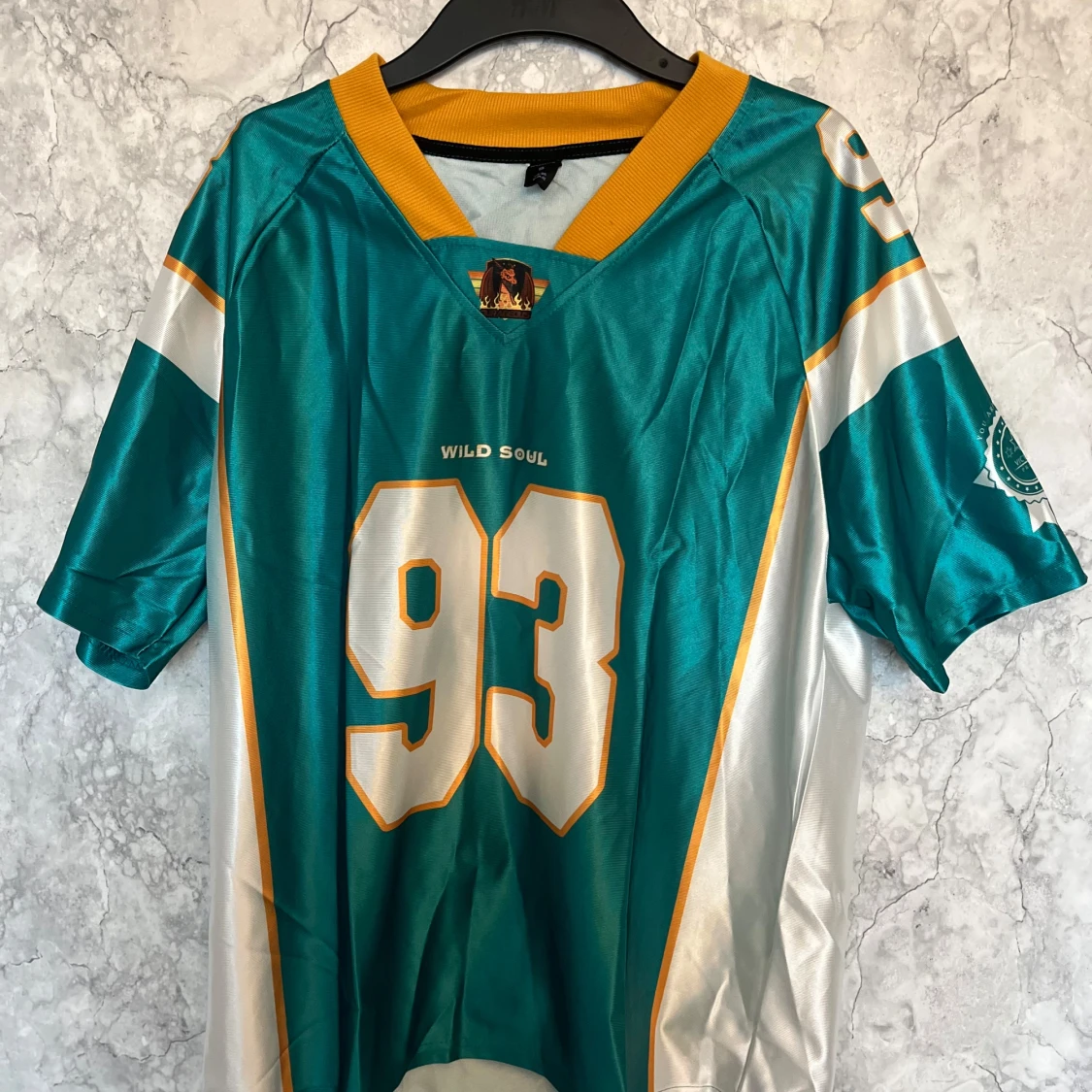 Turkos fotbollströja med nummer 93