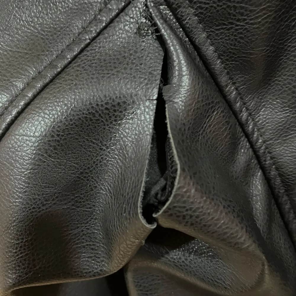 Hej, säljer denna skinnjacka. Köpt för cirka ett år sedan från H&M. Så fin och passar perfekt till hösten. Enda defekt är den lilla slitsen som man knappt märker av när man har på sig den men annars helt som ny! (Bild 3). Passar båda S och M perfekt.. Takit.