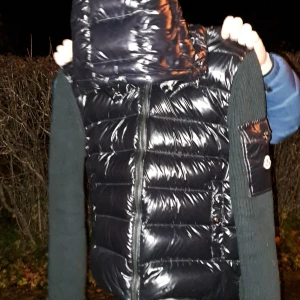 Moncler cardigan  - Moncler cardigan 10/10 skicka, köpt på plick:) Nfc scanna fungerar såklart:) Kan gå med på byten med Ralph Lauren jacka eller moncler maya eller moncler cardigan.