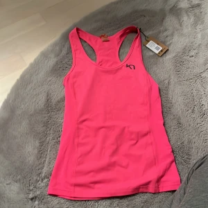 Träningslinne  - Ett jättefint rosa träningslinne i nyskick! Sitter inte jättebra på mig och väljer därför att sälja det! Jättefin färg och i storlek XS 🫶🏼 