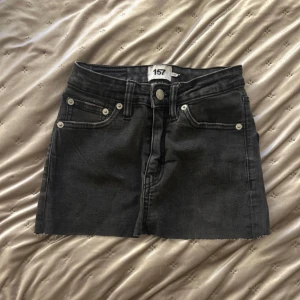 Mini jeanskjol - Mini-jeanskjol  Fint skick Grå/svart tvättad färg  Passar XS/S