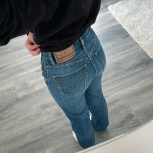 Diesel jeans - Säljer mina jeans från diesel, det är lite nött vid foten på ena benet (se bild 3) men ut över det är dom i väldigt fint skick. För referens är jag 167 cm. Det står storlek 28 men jag skulle säga att dom passar en xs/s.