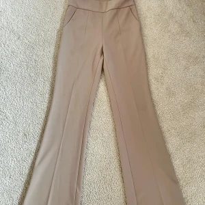 Beige Flare kostymbyxor  - Helt ny, aldrig använt, nypris 300kr kvalite samt bra passform 