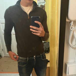 Morris half zip - Tja! Säljer en sjukt snygg morris half zip i 100% merino ull😄 Tröjan minskade i storlek i tvätten men passar perfekt till dig som har storlek xs men därav det billiga priset!  Hör av dig vid andra frågor👍
