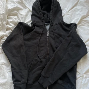 Svart hoodie från Brandy Melville - Mysig svart hoodie från Brandy Melville i bra skick. Sitter som en S/M! 