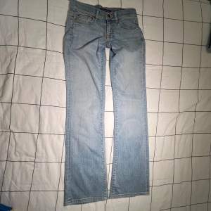 Jättefina ljusblåa, lågmidjade, utsvängda jeans mycket bra skick! Säljer för att de tyvärr inte passar mig. Midjemåtte: 34,5 centimeter❣️