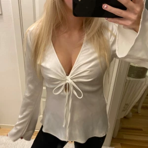 Satin blus  - Sååå söt satin blus från zara!! Endast använd en gång ❤️❤️