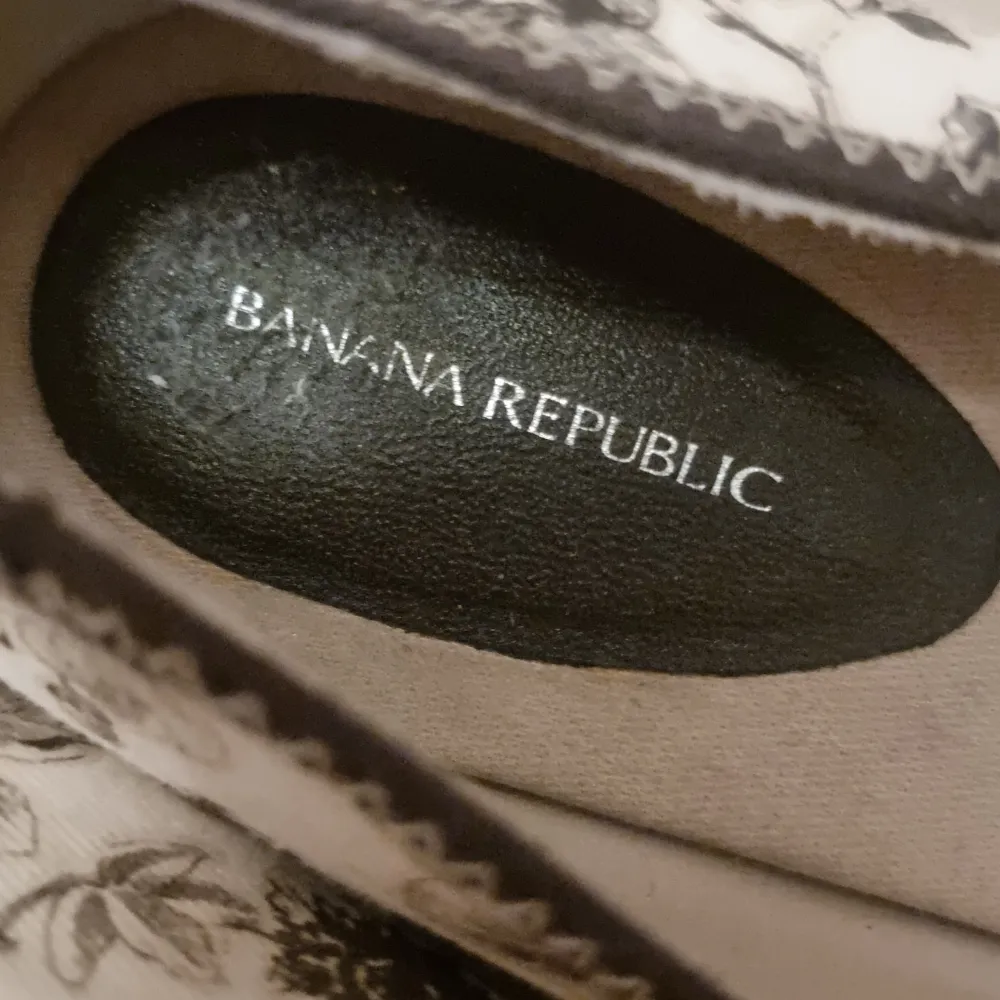 Superfina blommiga ballerina skor från Banana Republic i bra skick 🌸. Skor.