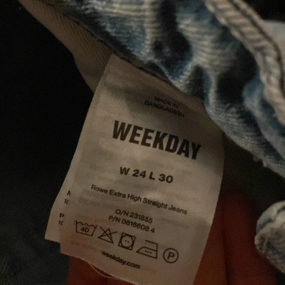 Högmidjade jeans från Weekday! Fint skick. Se storlek i bilden.. Jeans & Byxor.