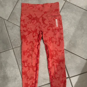 Gymshark tights - Säljer mina gymshark tights. Aldrig använda. Super stretchiga o jättefina! 