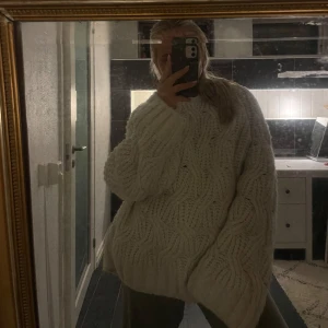 Oversized stickad tröja - En oversized stickad tröja. Storlek L. Grovstickad i krämvit färg. Perfekt nu till en kall höst/vinter.