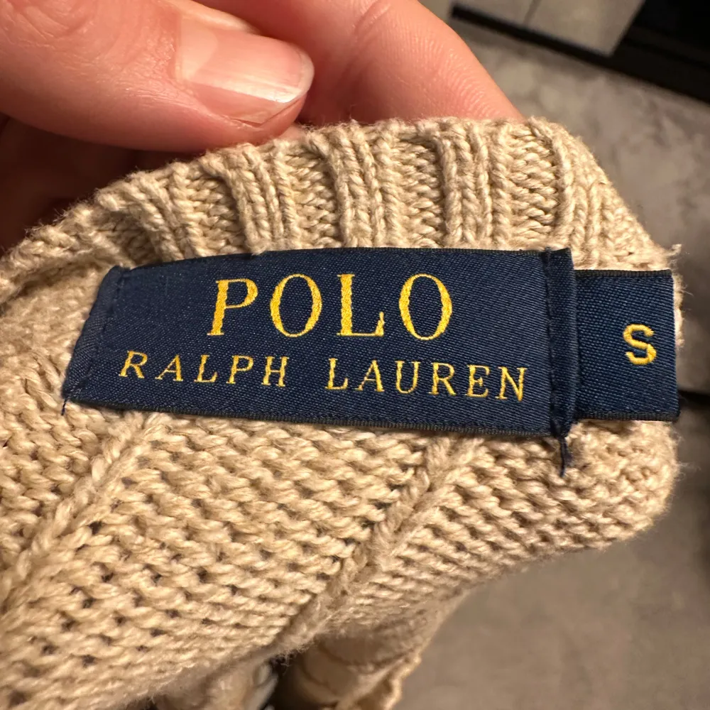 Kabelstickad tröja från Ralph lauren. Köptes ny för 2300kr. Stickat.