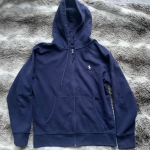 RALPH LAUREN ZIP HOODIE - Hej! Säljer nu en Ralph Lauren zip hoodie. Storleken är M. Skick 8,5/10(kolla bilderna). Nypris: 2100kr. Mitt pris: 549kr. Ställ gärna frågor!! Kan eventuellt ta emot byten☺️