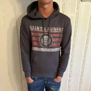 Marcus Rolf Saint Laurent hoodie - Ett av de mest sällsynta plaggen i Sverige är nu till Salu. Saint Laurent hoodie i storlek S i perfekt skick👊Tveka inte att skriva ifall ni har några frågor eller vill ha fler bilder😄🤝Pris kan diskuteras 