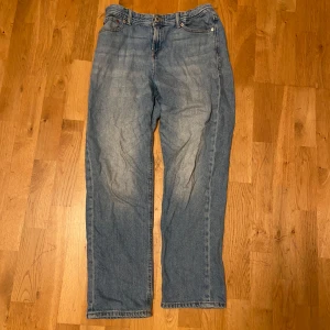 Blå jeans från Jack & Jones - Säljer ett par blå jeans från Jack & Jones i storlek 170/15y. De har en avslappnad passform och är perfekta för vardagsbruk. Jeansen har en klassisk femficksdesign och är i bra skick. Perfekta för både höst och vår!