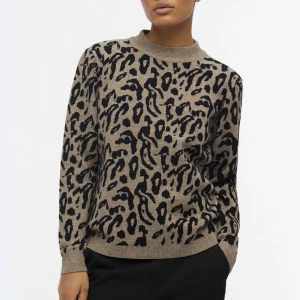 Objekt tröja leopard - Super snygg stickad tröja från Object🤩 Har använts sparsamt så den är som ny🥰 Storlek M men sitter perfekt på mig som brukar ha storlek S❤️ Nypris 500kr