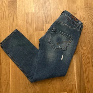 Dondup mius - Dondup mius i storlek 30 med snygga slitningar! Passar även 29. Mius är modell mellan slim och regular, beroende på hur lång du är. Modellen är 180 o väger 67🙌🏽