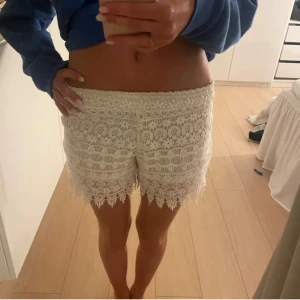 Spetsshorts - Lånad bild! Spets shorts i storlek Xs-S i ny skick🩷Köptes för 500kr! 33 i midjemått, höjd 29 cm