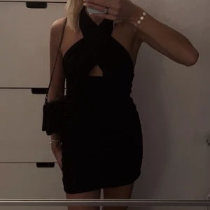 zara klänning  - hej, säljer min snygga zara klänning som ja bara använd några fåtal gånger så fint skick. storlek 36. 250kr