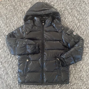 vinterjacka puffjacka - Snygg moncler liknande jacka som är helt ny! Jag säljer för att jag beställde fel storlek och det var för krångligt att lämna tillbaka. Ordinarie pris 2099kr , jag köpte den på rea för 599! Storlek M. Andra och sista bilderna är från deras hemsida!☺️