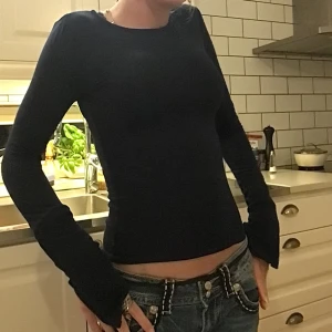 Fin tröja!! - As snyggt tröja jag Säljer för att den tyvärr blivit för liten. Den är i fint skick skriv. om du har några frågor.💕🫶🫶Pris går att diskutera.