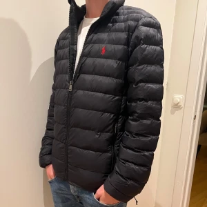 POLO Ralph Lauren - Hej! Säljer en Ralph Lauren vinterjacka. Jackan är tunn. Jackan är i väldigt bra skick. Nypris:4000kr Skick:9/10 Färg: Svart