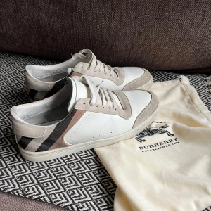 Burberry sneakers  - Sjukt snygga och stilrena burberry sneakers i storlek 44. Dustbag medföljer. En liten skada på ena hälen, annars mycket bra skick 
