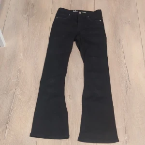 Flared Svarta Jeans  - Använt två gånger, för små för mig, storlek 158.