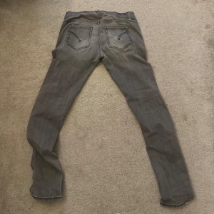 Dondup Jeans 33 - Säljer ett par gråa dondups i den klassiska modellen George.   