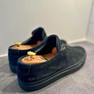 Common Projects skor storlek 41 i mocka. - Kan också hämtas i Kungsbacka eller Gbg! Fler bilder finns vid intresse. Priset går att diskuteras vid snabb affär!