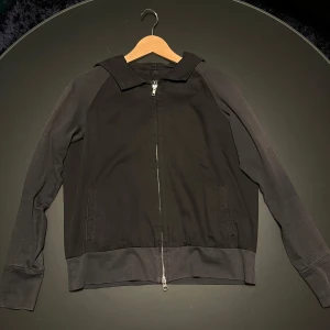Yohji yamamoto zip hoodie - Ys by yohji yamamoto archive zip hoodie med rkt intressant krage/luva   Väldigt tunn, rekommenderar nästan att man bara har linne under eller inget alls   Dubbel zip, med metall dragkejda  Passar väldigt tight, skriv för mer info