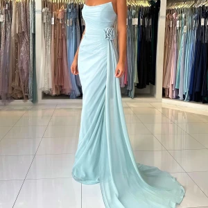 Festklänning - Vacker blå maxiklänning. Passar perfekt att ha till bröllop, bal m.m. Storlek 34, använd 1 gång. Pris kan diskuteras vid snabbaffär!!