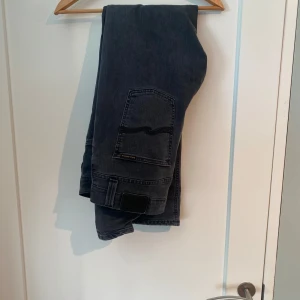 Nudie jeans Lean Dean  - Tja, säljer nu ett år Nudie jeans i topp skick. Modellen är Lean Dean och storlek 34/34. Hör av er vid frågor