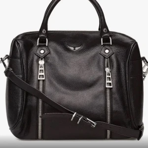 Zadig väska  - Säljer nu min  Zadig väska i modellen Sunny i den stora storleken. Detta är den PERFEKTA skolväskan och man får plats med allt man behöver. Fick den förra året och den är i bra skick. Ny pris ca 6000 kr. Tveka inte att kontakta för fler bilder/frågor