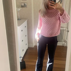 Rosa stickad tröja - En grov stickad tröja som är helt ny, endast testat (lapp kvar). Köpt från Lindex för 400kr, mitt pris 200kr. I storlek XS men funkar till S också. Super fin nu till hösten!!💗🍁