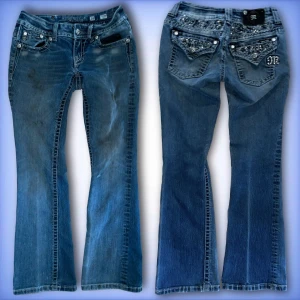 Miss me jeans - Ett par fina miss me jeans med en del defekter Smutsiga på framsida lår ( se första bild)  3 knappar borta på patchen ( se sista bilden)  