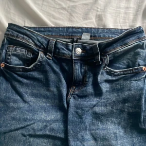 Low waisted bootcut byxor! - Säljer mina jeans då jag beställt dem i fel storlek. Storlek 38 och kommer ifrån H&M. Använda endast en gång och vid provning. Frakt ingår och postar samma dag. Kontakta för mer frågor och funderingar☺️💕