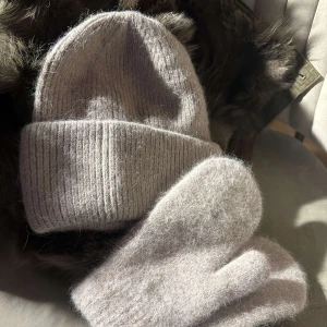 Mohair mössor och vantar  - Beiga Mohair mössor och vantar🤍  Pris: 279 kr för en mössa, 239 för vantar och ett sett för 469 kr🌟 Beställ genom att skriva till oss.