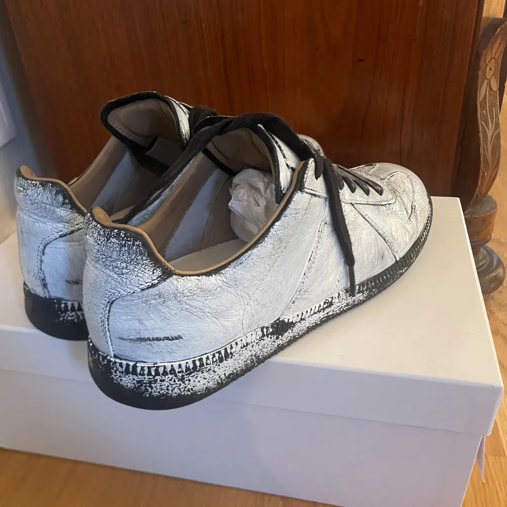 Säljer dessa galet feta Maison Margiela gat sneakers. Skorna är i riktigt bra skick och allt og medföljer. Skorna är i storlek 40.. Skor.