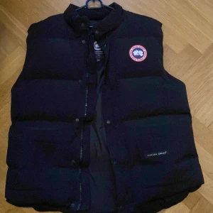 Canda goose väst  - Väldigt bra skick på västen, säljs pga att jag har ändrat stil och använder inte den längre.  Har använts 2-3 gånger Max. Priset kan diskuteras vid snabb affär 