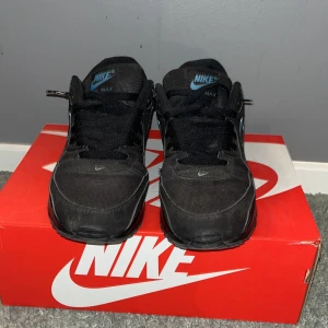 Nike air max - Hej! Jag säljer nu mina Nike air max. Det är bra skick på skorna, det finns ingen repa eller skada på dem. Syns att de är använda men det är fortfarande bra skicka. På en skala från 1-10 skulle jag säga att de är i ett skick på 8/10 om man utgår från att de är använda. Hör gärna av er vid frågor! (Säljer ej under 500)