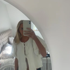 Puffig volangtopp med rosett - Trendiga volangtopp med knytning framtill från GinaTricot (men påminner om by malina och neo noir ), slutsåld online