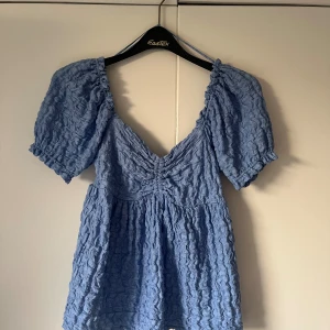 Blå blus  - Fin topp från Gina, i nyskick. 