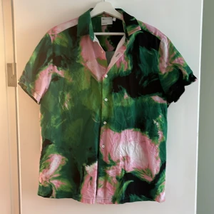 Skjorta  - Skjorta från ASOS storlek L passar även bra för M. Använd några gånger. I princip nyskick