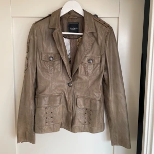 Vintage läderkavaj  - Vintage läderkavaj i fint skick från märket Onstage Denmark, flera detaljer. 