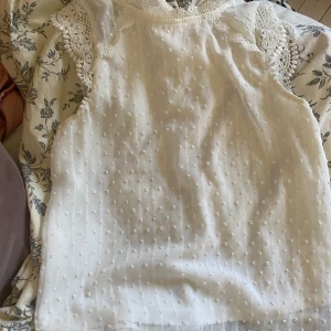Blus  - Säljer min blus från shein eftersom jag inte gillar den längre 💘 Pris kan diskuteras om man inte vill köpa för priset jag erbjuder💘