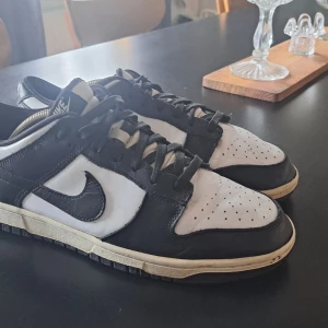 Panda dunks nike - Tja säljer nu mina pandas dom är i storlek 45 inte använda överdrivet mycket priset är inte hugget i sten